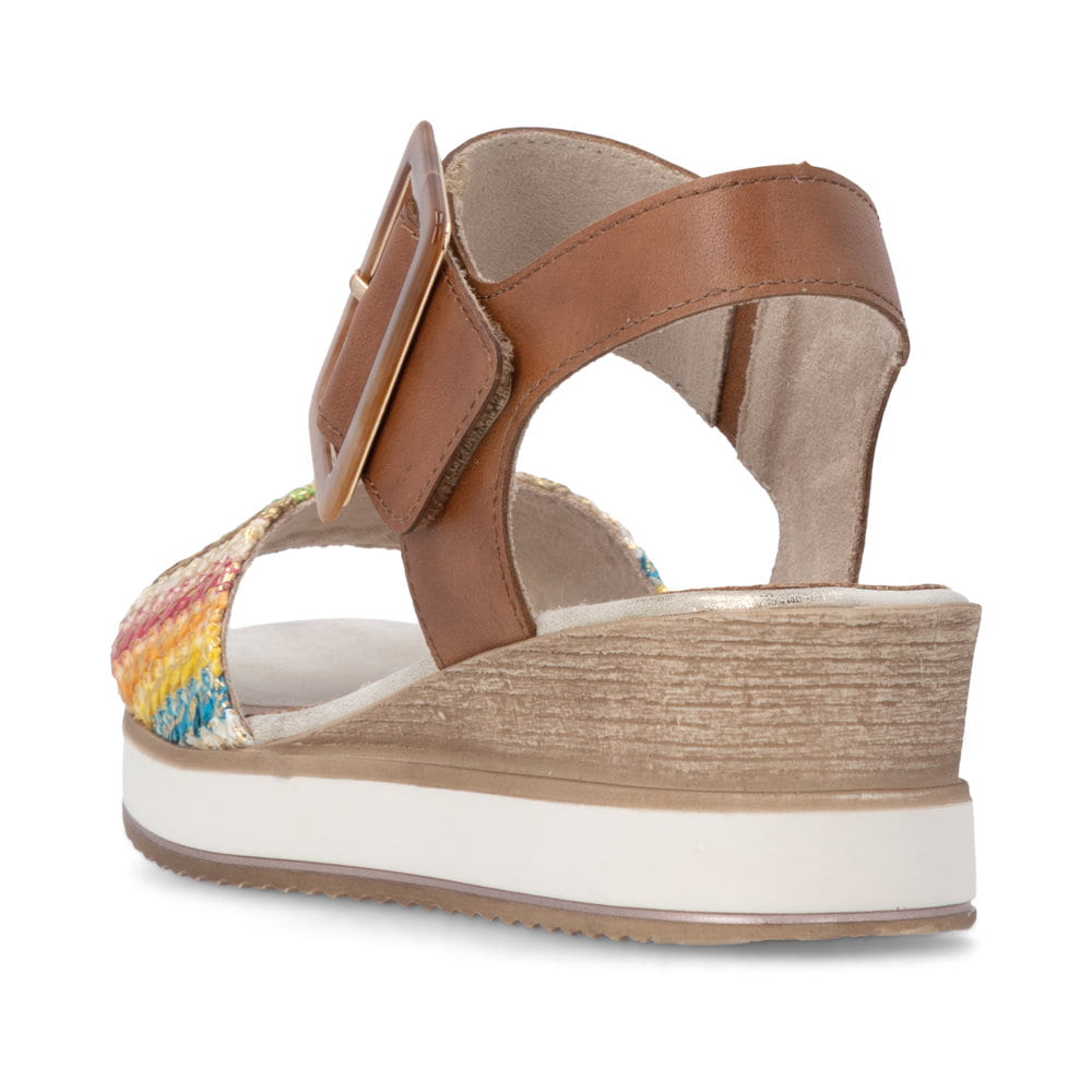 Braune remonte Keilsandaletten D6453-22 mit trendiger Schnalle. Schuh von hinten.
