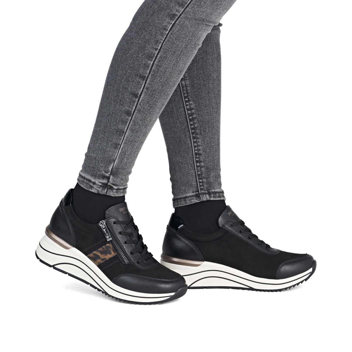 Baskets basses remonte noires pour femme D0T09-04 avec imprimé léopard. Chaussure au pied.