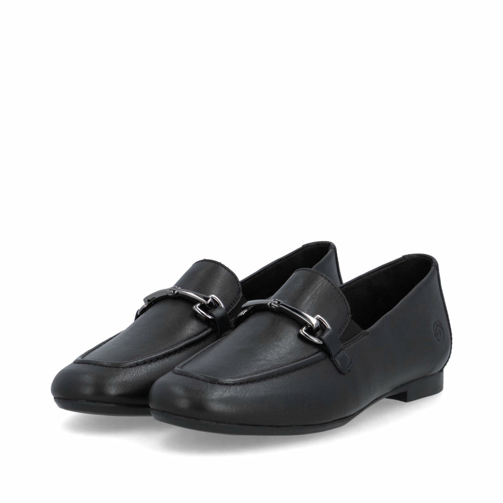 Schwarze remonte Damen Loafer D0K13-00 mit einem Gummizug. Schuhpaar seitlich schräg.