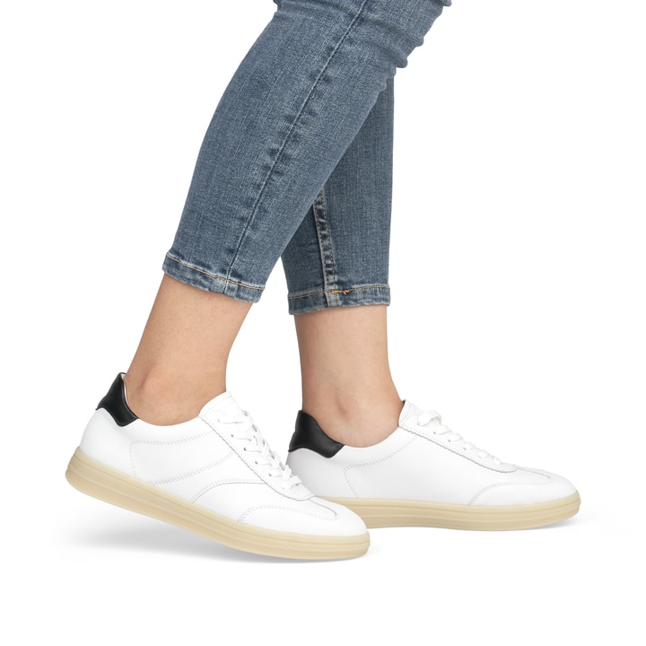 Weiße remonte Damen Sneaker Low D2C01-82 mit Schnürung sowie der Komfortweite G. Schuh am Fuß.