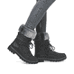 Tiefschwarze remonte Damen Kurzstiefel D0C81-03 mit griffiger Glass-Fibre Sohle. Schuh am Fuß.