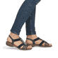 Graue remonte Riemchensandalen R3605-45 mit einem Gummizug sowie griffiger Sohle. Schuh am Fuß.