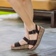 Schwarze remonte Riemchensandaletten D1N54-02 mit einem Klettverschluss. Schuh am Model.
