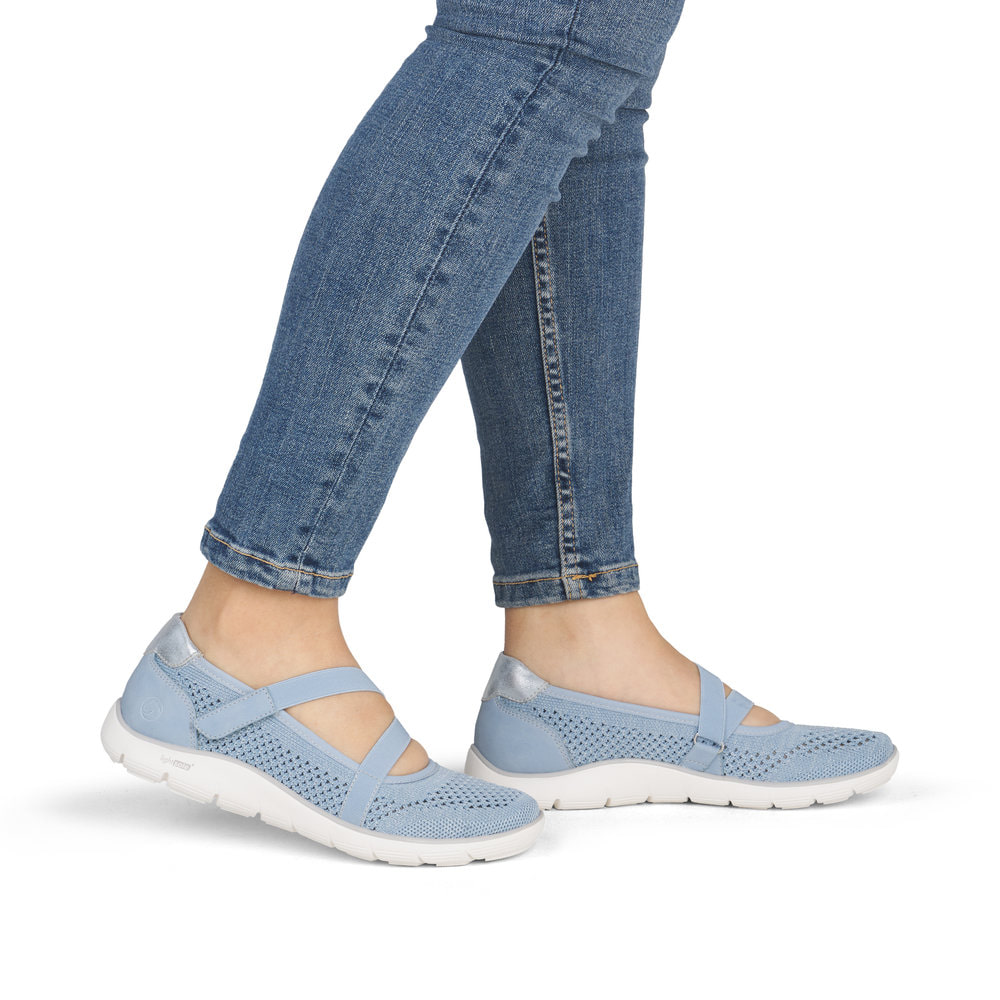 Blaue remonte Ballerinas D3G05-12 mit einem Klettverschluss sowie Komfortweite G. Schuh am Fuß.