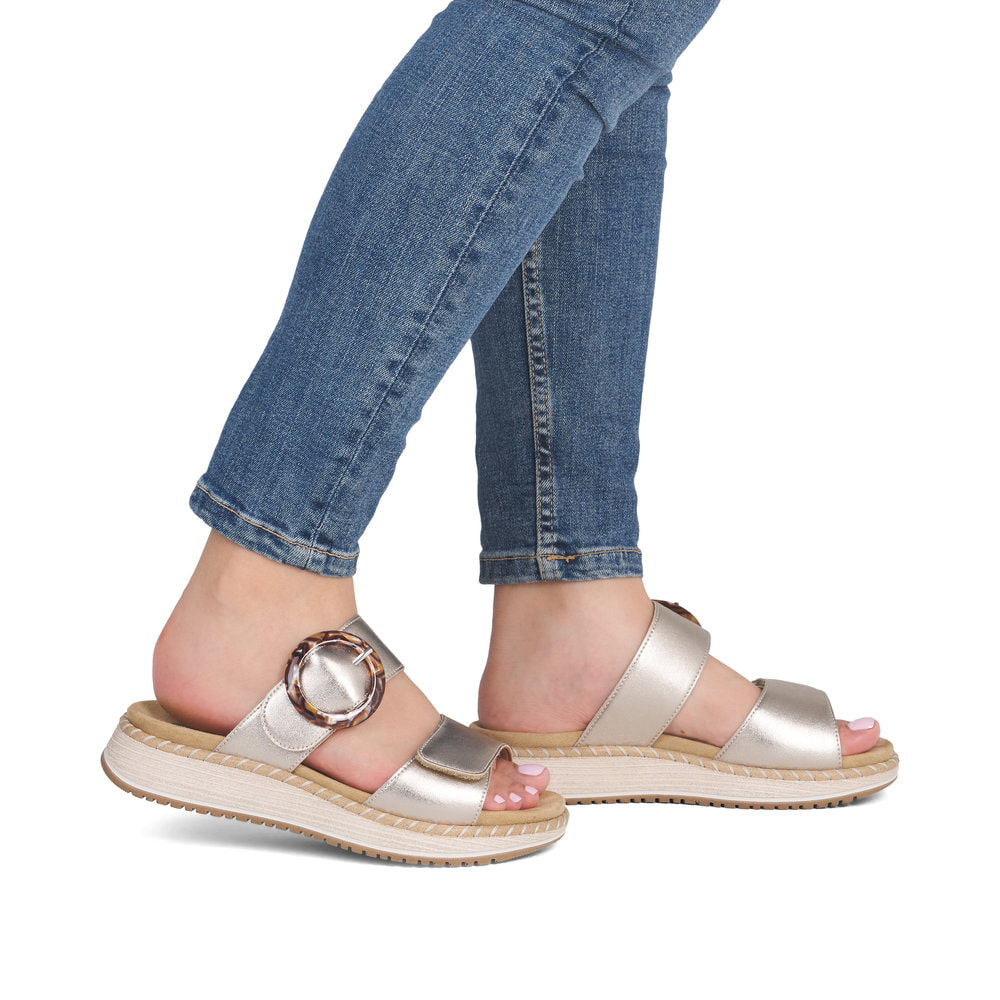 Metallische remonte Riemchensandalen D3J51-90 mit metallischem Finish. Schuh am Fuß.