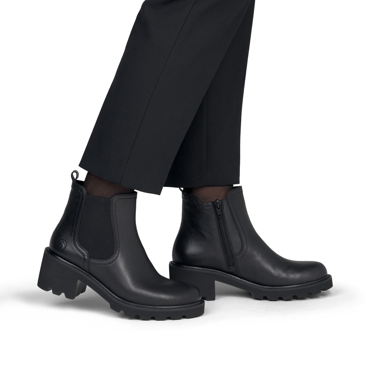 Schwarze remonte Chelsea Boots D0A70-00 mit Reißverschluss sowie Komfortweite G. Schuh am Fuß.