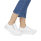 Weiße remonte Damen Sneaker D1326-80 mit Reißverschluss sowie der Komfortweite G. Schuh am Fuß.