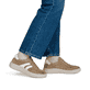 Baskets basses remonte beiges femmes D3E00-64 avec la semelle lightsole+. Chaussure au pied.