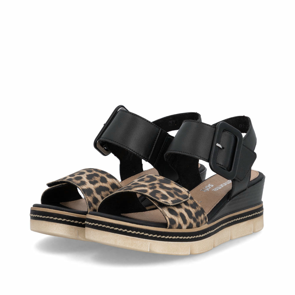 Schwarze remonte Keilsandaletten D2L53-03 mit angesagtem Animal-Print. Schuhpaar seitlich schräg.