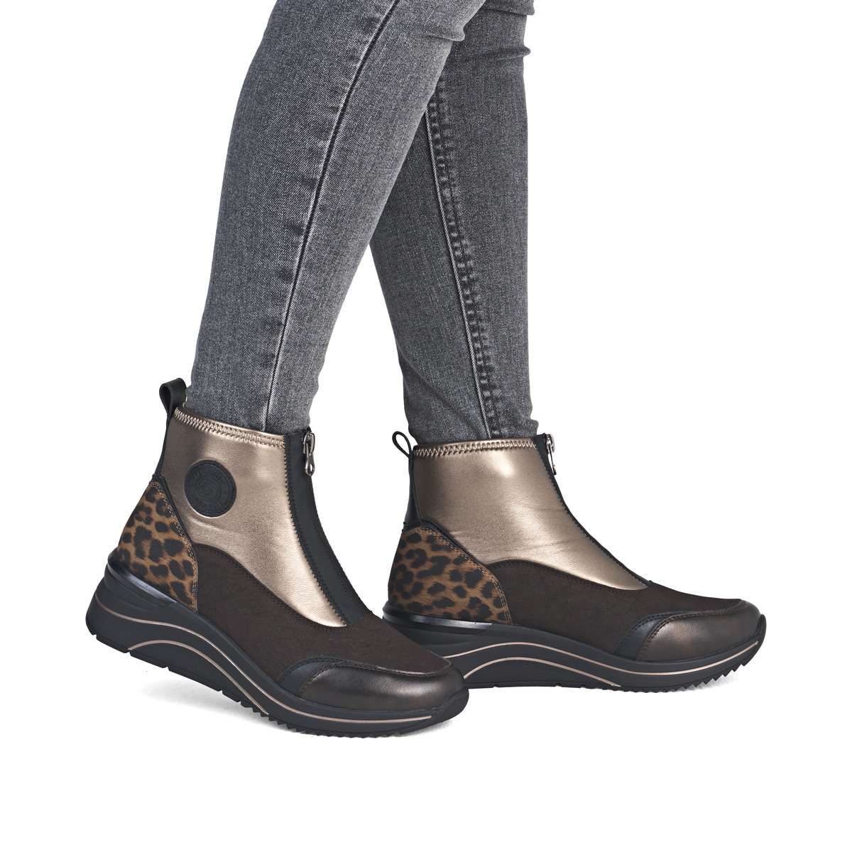 Vegane, dunkelbraun-bronzene remonte Damen Kurzstiefel D0T78-90. Schuh am Fuß.