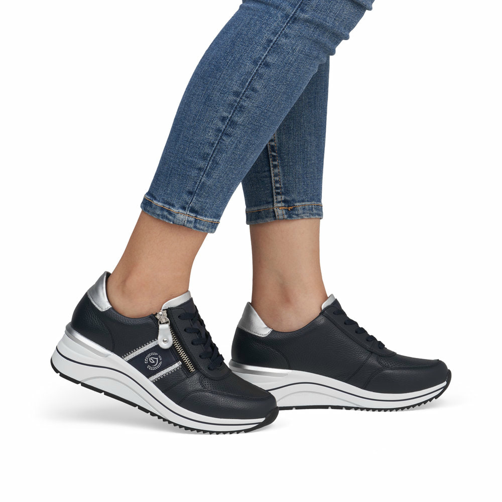 Blaue remonte Damen Sneaker Low D0T04-14 mit Reißverschluss sowie Extraweite H. Schuh am Fuß.