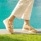 Beige remonte Damen Loafer D1G11-62 mit Gummizug sowie gepolsterter Einlegesohle. Schuh am Model. 