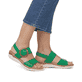 Smaragdgrüne remonte Damen Riemchensandalen R6853-53 mit einem Klettverschluss. Schuh am Fuß.