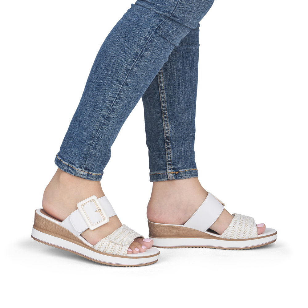 Weiße remonte Damen Pantoletten D6463-80 mit trendiger Schnalle. Schuh am Fuß.