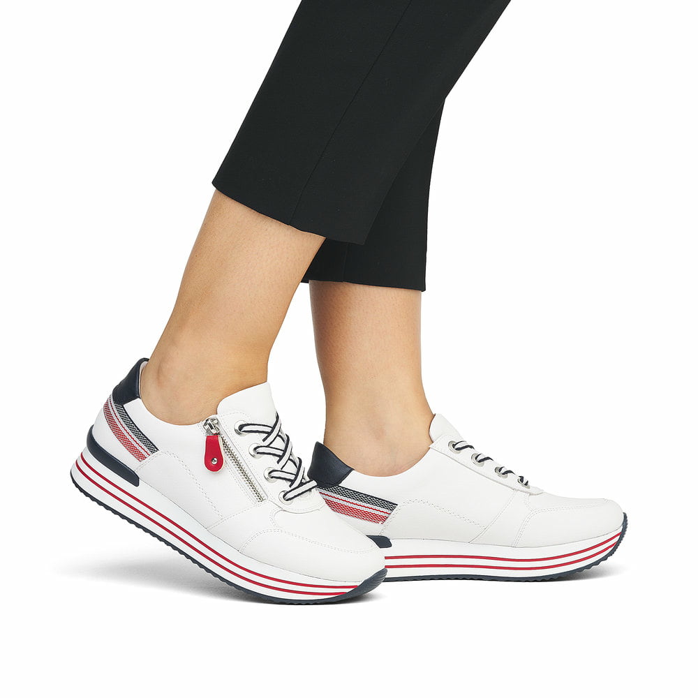 Weiße remonte Damen Sneaker Low D1312-82 mit Reißverschluss sowie Komfortweite G. Schuh am Fuß.