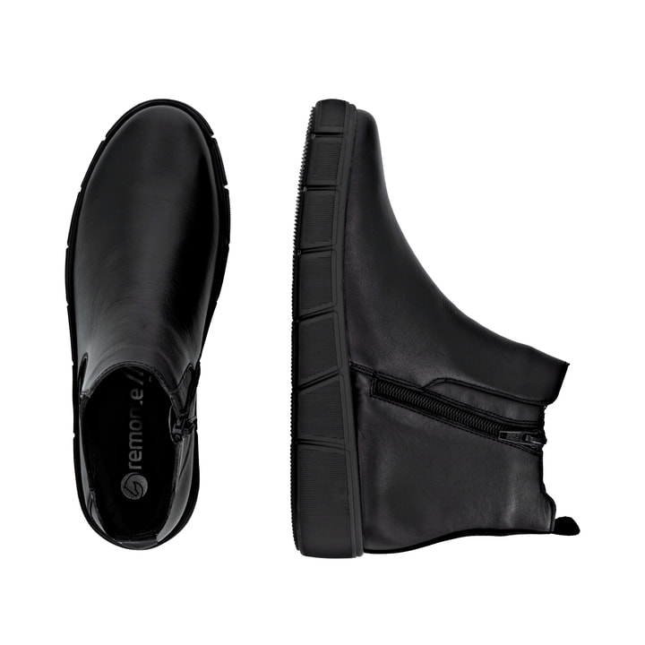 Schwarze remonte Chelsea Boots D1T71-01 mit Reißverschluss sowie Komfortweite G. Schuh von oben, liegend.