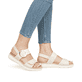 Beige remonte Keilsandaletten D2K50-80 mit einem Klettverschluss. Schuh am Fuß.