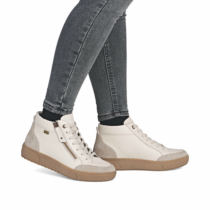 Weiße remonte Damen Kurzstiefel D2T71-80 mit wasserabweisender TEX-Membran. Schuh am Fuß.