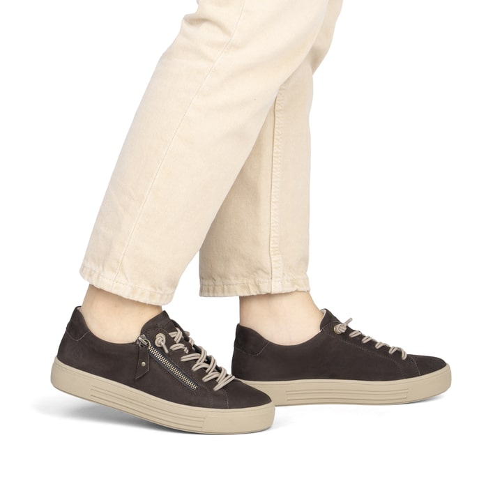 Baskets basses remonte marron pour femmes D0920-25 avec fermeture éclair. Chaussure au pied.