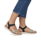 Beige remonte Riemchensandalen D2049-63 mit einem Klettverschluss. Schuh am Fuß.