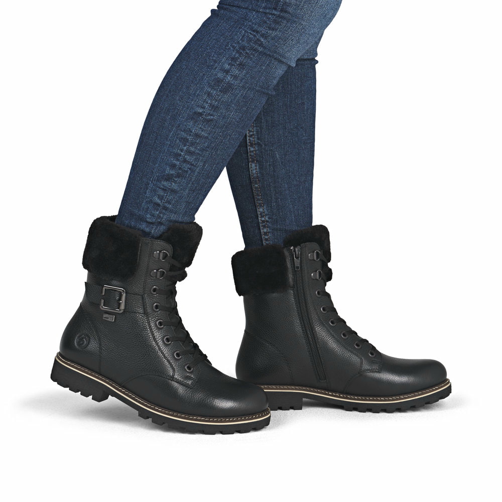 Schwarze remonte Damen Schnürstiefel D8481-00 mit wasserabweisender TEX-Membran. Schuh am Fuß.