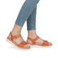 Orangene remonte Riemchensandalen D0Q52-39 mit einem Klettverschluss. Schuh am Fuß.