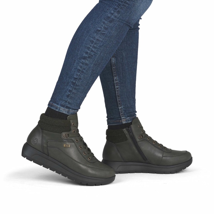 Grüne remonte Damen Kurzstiefel D2V71-52 mit wasserabweisender TEX-Membran. Schuh am Fuß.