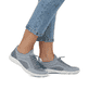 Blaue remonte Damen Slipper R3518-15 mit einem Gummizug sowie der Komfortweite G. Schuh am Fuß.