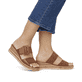 Braune remonte Damen Pantoletten D3068-24 mit einem Klettverschluss. Schuh am Fuß.