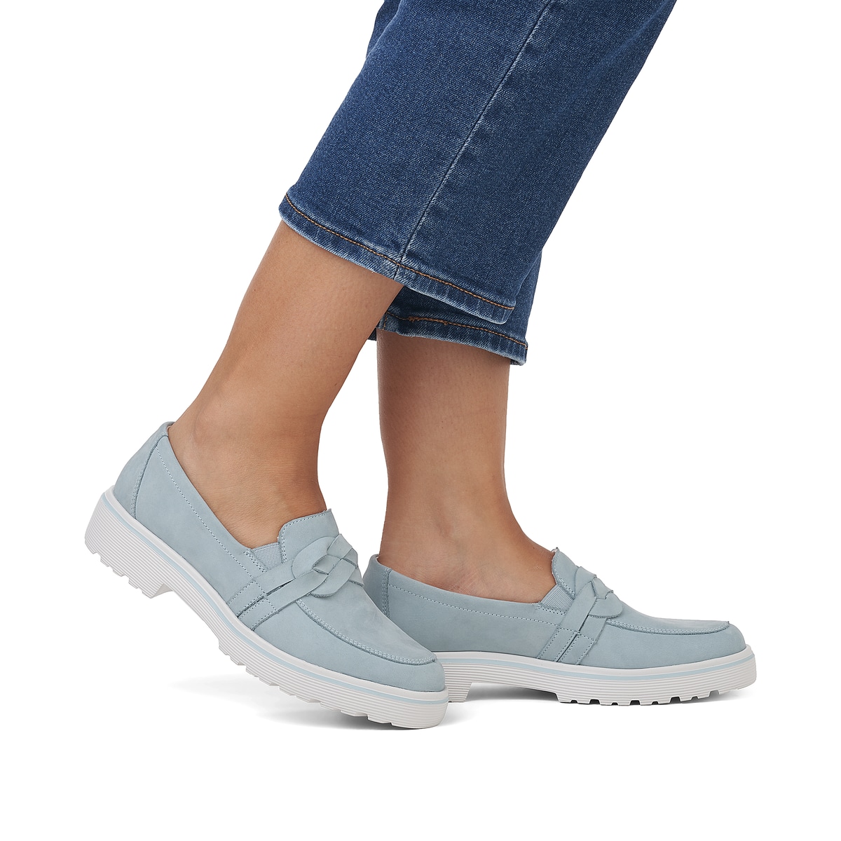 Blaue remonte Damen Loafer D1H01-12 mit Elastikeinsatz sowie geflochtenem Riemen. Schuh am Fuß.