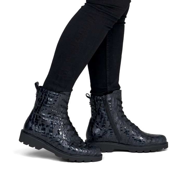 Dunkelblaue remonte Damen Schnürstiefel D3S72-14 mit einem Reißverschluss. Schuh am Fuß.