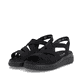 Schwarze remonte Riemchensandalen D3L52-00 mit einem Gummizug sowie Extraweite H. Schuhpaar seitlich schräg.