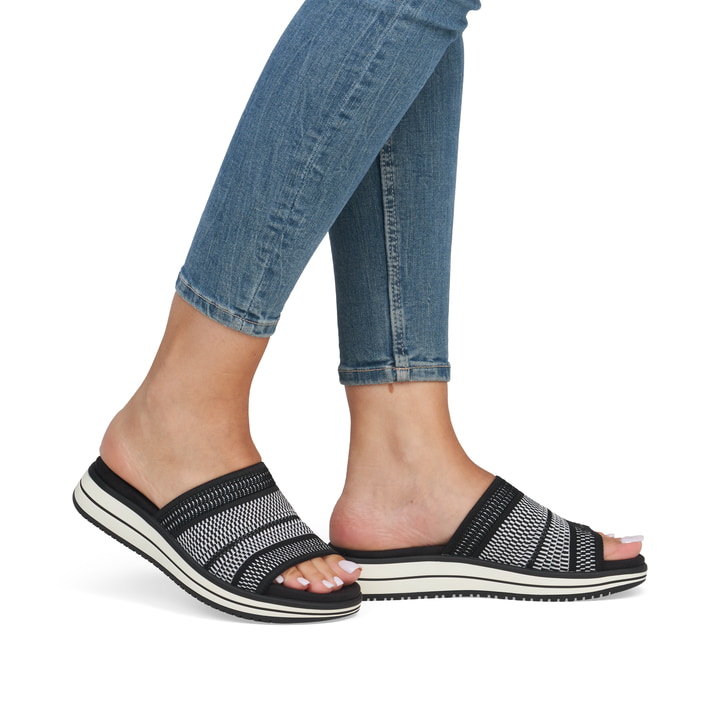 Schwarze remonte Damen Pantoletten D1J54-03 mit einem Gummizug. Schuh am Fuß.