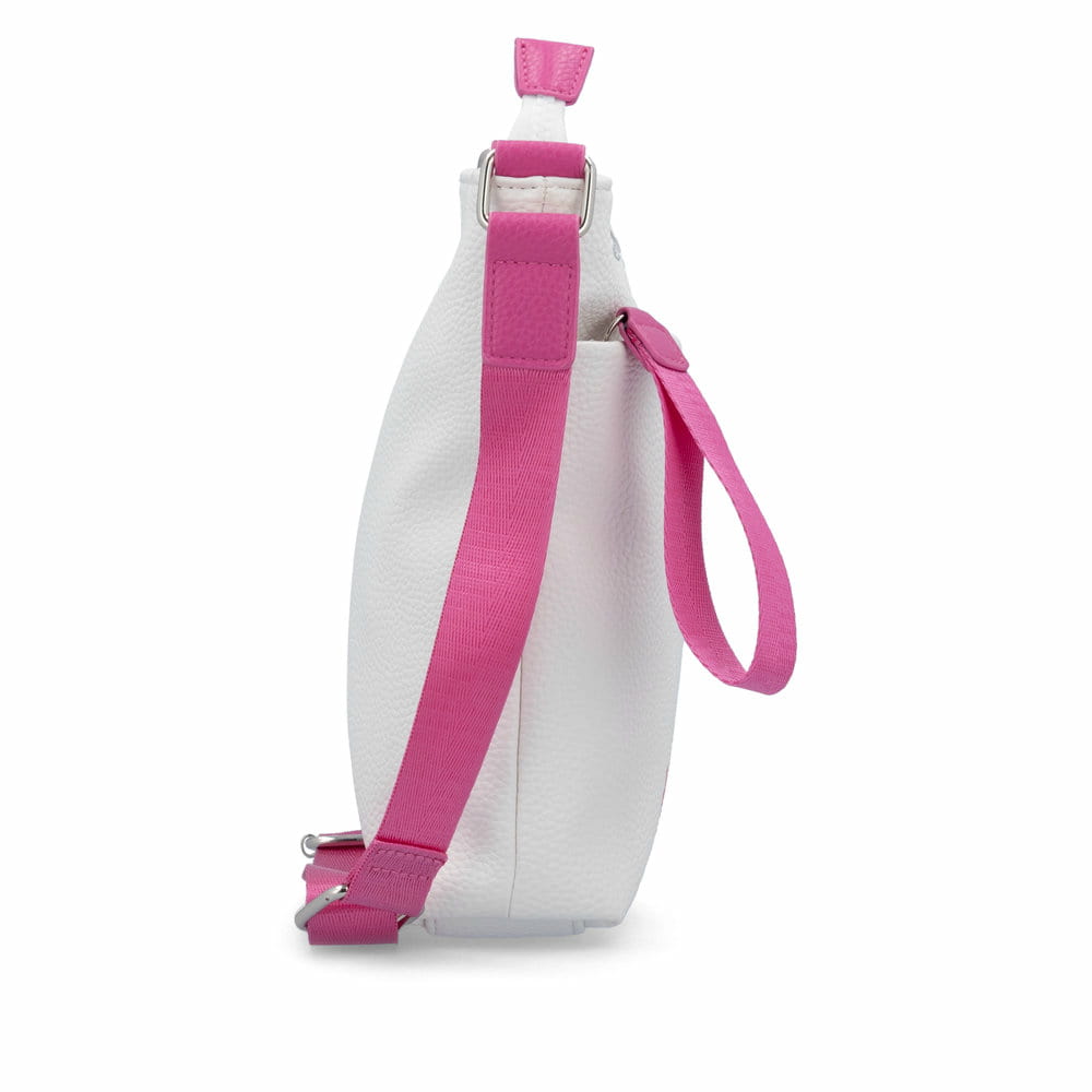 remonte Damen Handtasche Q0627-00 in Glanzschwarz aus Kunstleder mit Überschlag und Reißverschluss. Handtasche getragen.