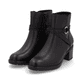 Schwarze remonte Damen Stiefeletten D2A73-00 mit einem Reißverschluss. Schuhpaar seitlich schräg.