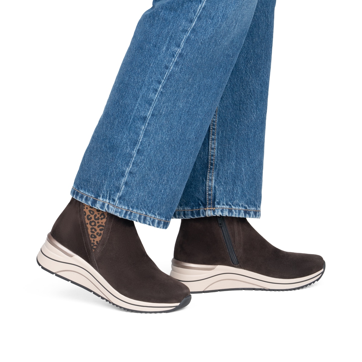 Dunkelbraune remonte Chelsea Boots D0T75-25 mit einem Reißverschluss. Schuh am Fuß.