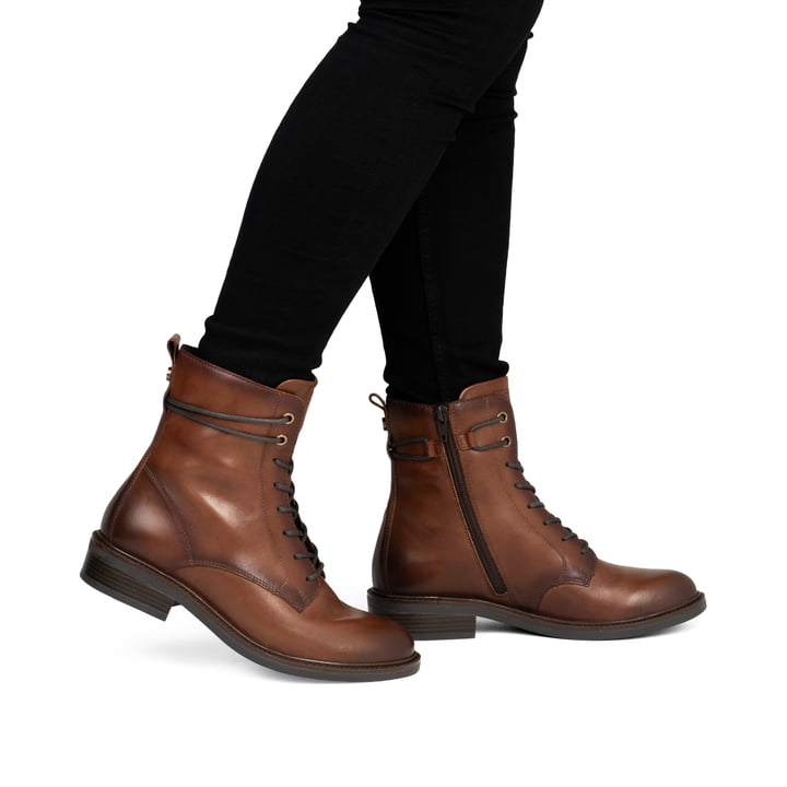 Braune remonte Damen Schnürstiefel D2W80-24 mit einem Reißverschluss. Schuh am Fuß.