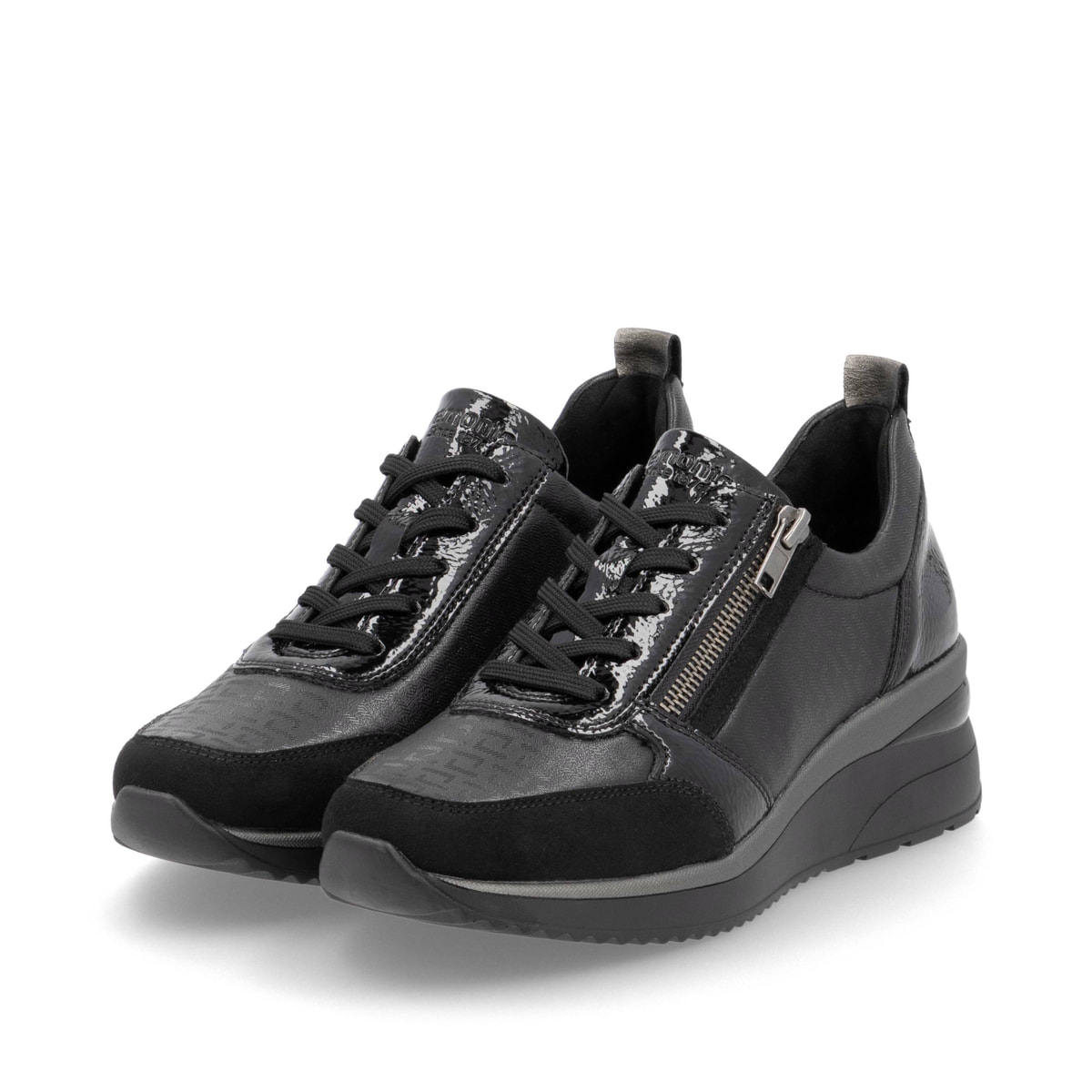 Schwarze remonte Damen Sneaker D2401-06 mit Reißverschluss sowie Komfortweite G. Schuhpaar seitlich schräg.