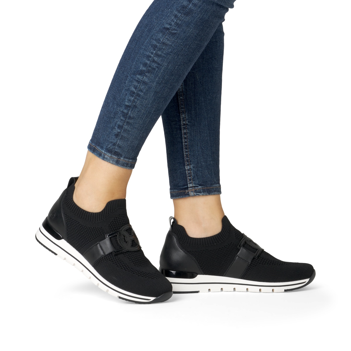 Schwarze remonte Damen Slipper R6713-00 mit einem Gummizug sowie Komfortweite G. Schuh am Fuß.