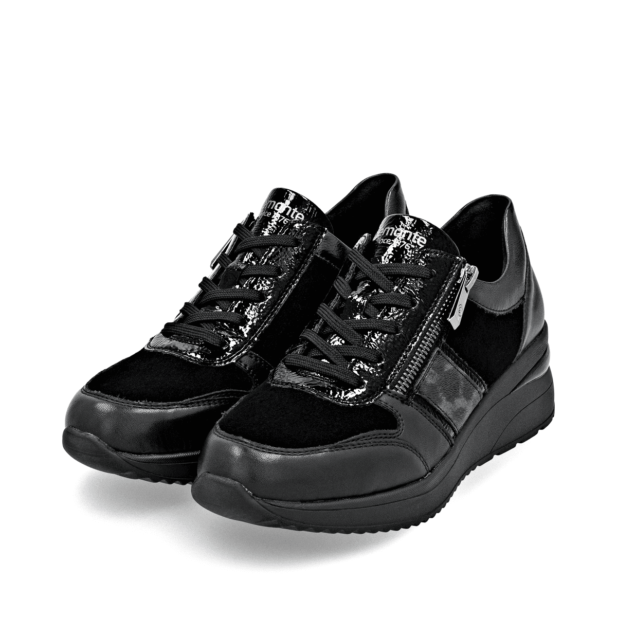 Schwarze remonte Damen Sneaker D2418-03 mit Leo-Print sowie einem Reißverschluss. Schuhpaar seitlich schräg.