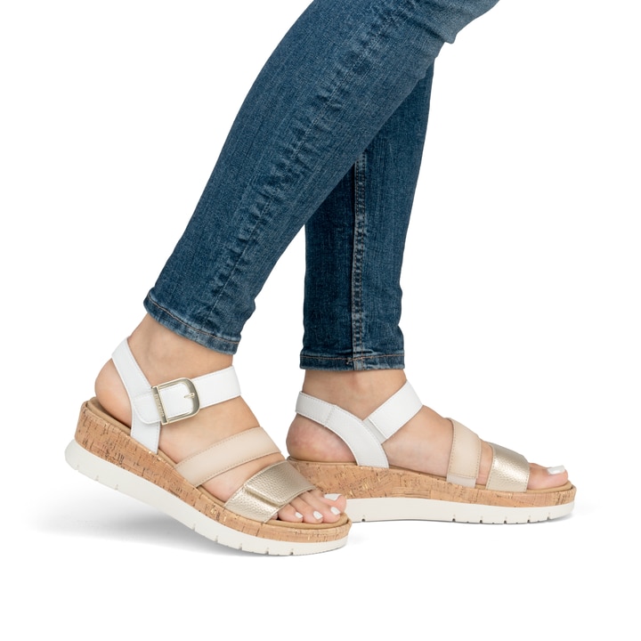 Weiße remonte Keilsandaletten D2P50-80 mit einem Klettverschluss. Schuh am Fuß.