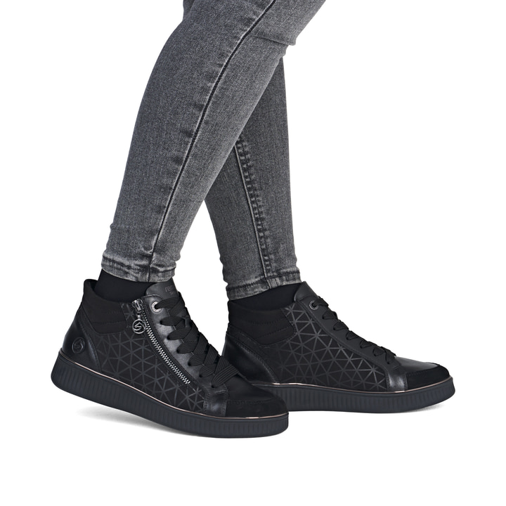 Schwarze remonte Damen Sneaker D2E70-00 mit Reißverschluss sowie Komfortweite G. Schuh am Fuß.