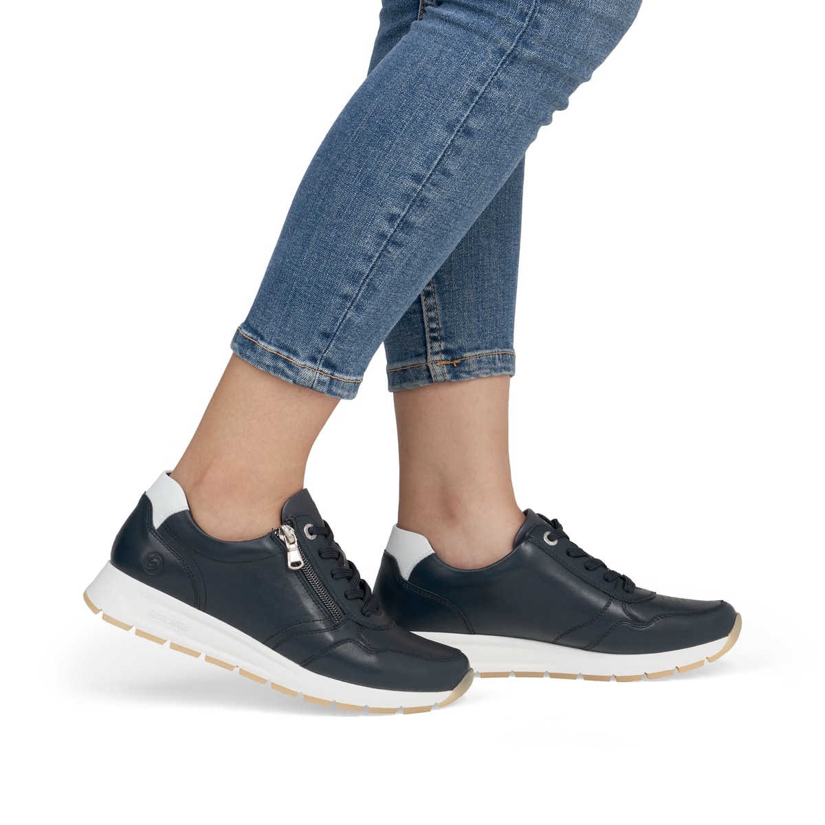 Blaue remonte Damen Sneaker Low D2G01-14 mit Reißverschluss sowie Komfortweite G. Schuh am Fuß.