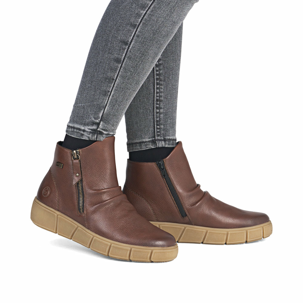 Braune remonte Damen Kurzstiefel D1T73-24 mit wasserabweisender TEX-Membran. Schuh am Fuß.