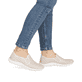 Beige remonte Damen Slipper D3G04-60 mit eleganten Zierlochungen sowie Gummizug. Schuh am Fuß.