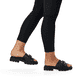 
Graphitschwarze remonte Damen Pantoletten D7952-00 mit einer dämpfenden Sohle. Schuh am Fuß