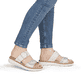 Mules remonte beiges pour femme D2K57-60 avec boucle tendance. Chaussure au pied.