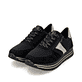 Schwarze remonte Damen Sneaker D1330-03 mit Reißverschluss sowie Komfortweite G. Schuhpaar seitlich schräg.