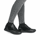 Schwarze remonte Damen Sneaker R6714-02 mit Reißverschluss sowie Komfortweite G. Schuh am Fuß.