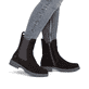 Dunkelbraune remonte Chelsea Boots D8694-26 mit einem Reißverschluss. Schuh am Fuß.